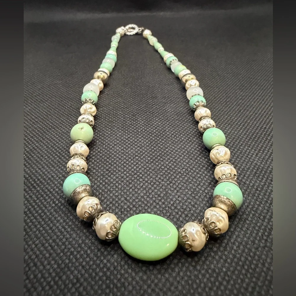 Vintage Style Green Aventurine, Gold, and Pearl beaded Necklace - Picture 2 of 8